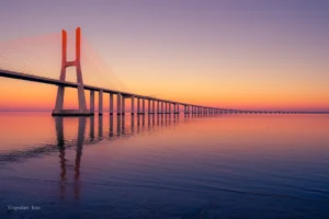 mit Stativ fotografierte Brücke bei Sonnenuntergang in Lissabon