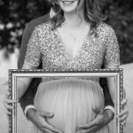 Hochzeitsfoto mit Babybauch in schwarz-weiss