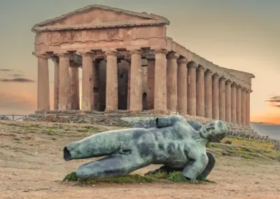 Agrigento griechischer Tempel mit Skulptur