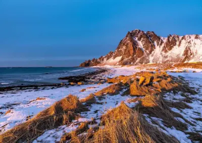 Andoya am Tag, Berge und Strand mit Schnee