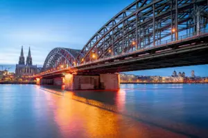 Kölner Dom mit Eisenbahnbrücke