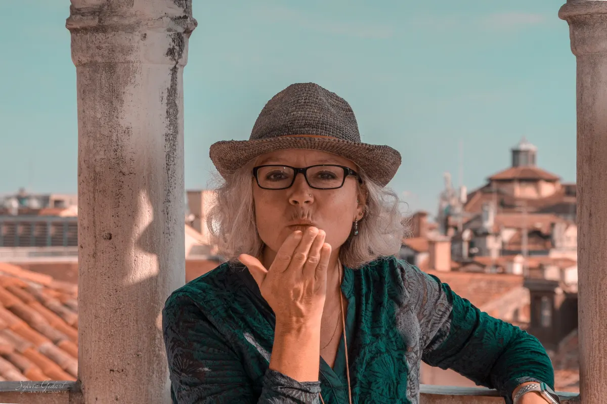 Sylvia macht Kussmund in Venedig