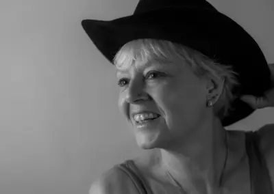 Sylvia mit Hut in schwarz-weiss