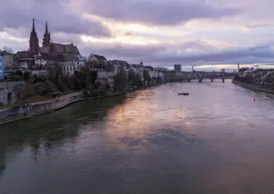 Basel am Rhein bei Sonnenuntergang