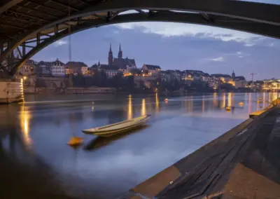 Basel am Rhein unterhalb der Wettsteinbrücke beim Eindunkeln