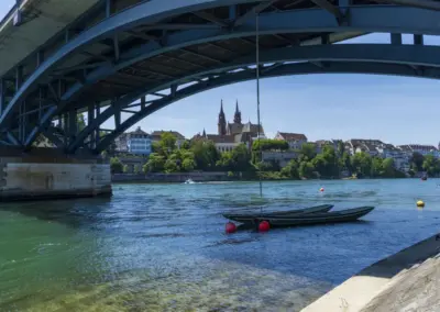 Basel am Rhein unterhalb der Wettsteinbrücke im Sommer