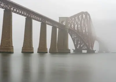 Die Queens Ferry Brücke in Schottland