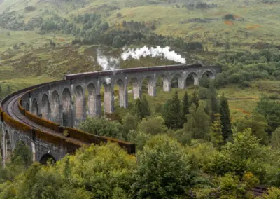 Die Glennfinnan Brücke und Eisenbahn in Schottland