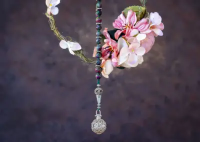 Stillleben Schmuck hängt vor Blumenkranz