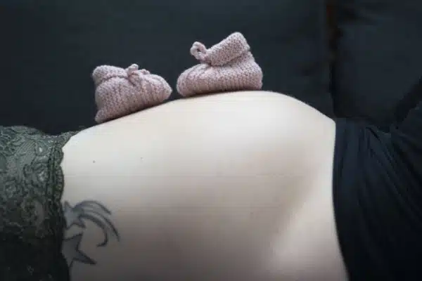 babybauch-shooting-finken Hochzeitsfoto mit Babybauch in schwarz-weiss